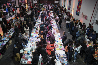 Buenos Aires, Argentina.- En las fotos tomadas el 4 de agosto del 2023, las personas asisten a la 12° Feria de Editores en Buenos Aires. Desde este jueves y hasta el domingo 6 de agosto en el Complejo Art Media se realizará una nueva edición de la FED, encuentro que se ha convertido con el tiempo en expresión cultural de una época. Además de las mesas en las que los editores exhibirán sus libros, se establecerán encuentros y diálogos con sus lectores.