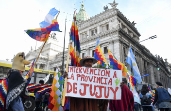 Buenos Aires, Argentina.- En las fotos tomadas el 9 de agosto del 2023, representantes de 400 comunidades indígenas, continúan acampando frente a la Corte Suprema de Justicia en espera del fallo sobre la violencia en Jujuy. A menos de una semana de las elecciones Primarias Abiertas, Simultáneas y Obligatorias (Paso), indígenas de Argentina exigen que se declare la inconstitucionalidad de la reforma de la carta magna jujeña que impuso el gobernador Gerardo Morales.