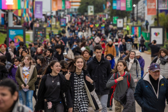 Buenos Aires, Argentina.- En las fotos tomadas el 3 de agosto del 2023, muestra las calles de Buenos Aires. El Gobierno argentino anunció que sube el piso del Impuesto a las Ganancias, una retención que pagan los trabajadores de Argentina derivada de su salario. Según informó en un comunicado el Ministerio de Economía, a cargo de Sergio Massa, "a partir de agosto solo pagarán el Impuesto a las Ganancias las remuneraciones superiores a $700.875 (pesos argentinos)".