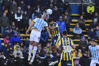 Rosario, Argentina.- En las fotos tomadas el 20 de agosto del 2023, durante el partido entre Central y Atlético Tucumán por la primera fecha de la Zona A de la Copa de la Liga en el Estadio Gigante de Arroyito. Central, que jugó con un hombre más desde la mitad del complemento, no pudo vencer a Atlético Tucumán y terminó empatado 0 a 0.