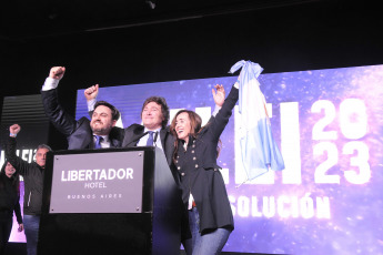 Buenos Aires, Argentina.- In the photos taken on August 13, 2023, the presidential candidate for La Libertad Avanza (LLA), Javier Milei, celebrated with the main leaders of his force the results obtained in the open primary elections, simultaneous and obligatory (PASO) and assured that "we are facing the end of the caste model", which is "based on that aberration called social justice". With more than 96% counted, Milei obtained 30.1% of the votes, followed by the Peronist Sergio Massa, with 20.9% and Patricia Bullrich, with almost 17%.