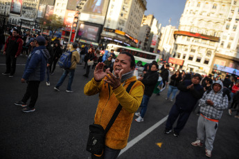 Buenos Aires, Argentina.- En las fotos tomadas el 10 de agosto del 2023, familiares y amigos realizan una protesta para exigir justicia tras la muerte de un manifestante en Buenos Aires, la capital de Argentina, tras supuestamente sufrir un infarto después de ser detenido por la Policía durante una protesta contra el sistema electoral frente al Obelisco.