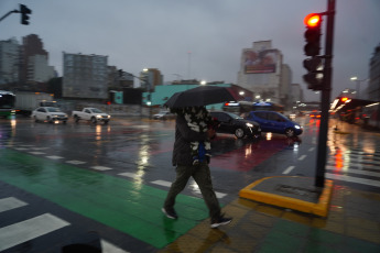 Buenos Aires, Argentina.- In the photos taken on August 17, 2023, it shows the streets of Buenos Aires in the middle of a storm. Montevideo, still under a serious water crisis, experiences heavy rains and a storm accompanied by lightning. The instability affects the two capitals of the Río de la Plata region with forecasts of rain and storms in the Montevideo and Buenos Aires areas. Therefore, in isolation, severe weather damage cannot be ruled out.