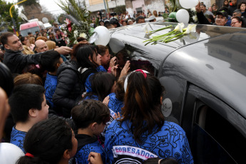 Buenos Aires, Argentina.- En las fotos tomadas el 11 de agosto del 2023, familiares y amigos dan el último adiós a Morena Domínguez, la niña de 11 años que murió al ser asaltada y arrastrada por delincuentes que le robaron sus pertenencias cuando llegaba a la escuela en el partido bonaerense de Lanús.