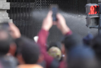 Buenos Aires, Argentina.- En las fotos tomadas el 10 de agosto del 2023, muestra los incidentes ocurridos por un grupo de pasajeros afectados por las demoras en medio de las protestas sobre las vías del Tren Roca. El corte afectó el servicio en la estación Constitución, lo que provocó caos en el lugar. Los usuarios de trenes comenzaron a amucharse en las inmediaciones y varios de ellos descargaron su enojo contras las instalaciones, arrojando objetos contundentes.