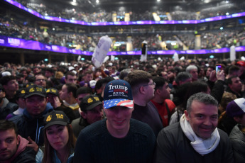 Buenos Aires, Argentina.- En las fotos tomadas el 7 de agosto del 2023, el precandidato presidencial de La Libertad Avanza (LLA), Javier Milei, realizó su cierre de campaña rumbo a las PASO del domingo próximo con un acto en el estadio Movistar Arena de la ciudad de Buenos Aires. Durante su discurso, el dirigente opositor le hizo un guiño al sector de Mauricio Macri, expresó fuertes críticas contra la UCR y convocó a votar.