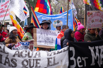 Buenos Aires, Argentina.- En las fotos tomadas el 4 de agosto del 2023, tras rechazo de la Corte Suprema, el Tercer Malón de la Paz protesta frente a la Plaza de Mayo. Integrantes de pueblos indígenas argentinos aseguraron que continuarán una vigilia iniciada el martes frente al capitalino Palacio de Tribunales para denunciar la violencia e irregularidades del gobierno de la provincia de Jujuy.