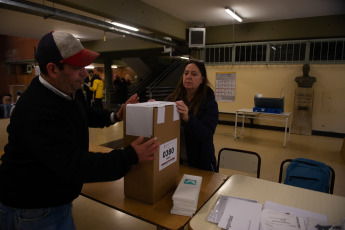 Buenos Aires, Argentina.- In the photos taken on August 13, 2023, Argentines cast their votes in different establishments authorized to vote in Buenos Aires, Argentina. Argentines voted Sunday in a critical primary election that provides expectations for the general vote two months later. Polls officially ended at 6 p.m. local time, and people were still waiting in long lines to cast the final ballots. Some 62% of registered citizens voted an hour before the close of the election, according to the electoral authority.