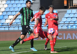 Córdoba, Argentina.- En las fotos tomadas el 31 de agosto del 2023, durante el partido entre Argentinos Juniors y San Martín, de San Juan en el estadio Julio César Villagra, de Belgrano de Córdoba, en los octavos de final de la Copa Argentina. Con un gol de Alexis Vega a los 88 minutos, sobre el cierre del encuentro, los sanjuaninos provocaron otro impacto fuerte en el torneo más federal del fútbol argentino, ya que habían eliminado a Vélez Sarsfield.