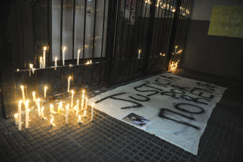 Buenos Aires, Argentina.- En las fotos tomadas el 9 de agosto del 2023, familiares y vecinos reclaman justicia frente a la escuela donde estudiaba una nena de 11 años que murió tras ser asaltada y golpeada cuando llegaba a la escuela en Lanús Oeste, provincia de Buenos Aires. La niña, fue asaltada por dos hombres a bordo de una motocicleta, una modalidad conocida coloquialmente como "motochorros". Por el hecho hay dos hombres detenidos, ambos mayores de edad, según informaron el Ministerio Público Fiscal (MPF) y la Policía.