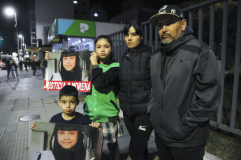 Buenos Aires, Argentina.- En las fotos tomadas el 9 de agosto del 2023, familiares y vecinos reclaman justicia frente a la escuela donde estudiaba una nena de 11 años que murió tras ser asaltada y golpeada cuando llegaba a la escuela en Lanús Oeste, provincia de Buenos Aires. La niña, fue asaltada por dos hombres a bordo de una motocicleta, una modalidad conocida coloquialmente como "motochorros". Por el hecho hay dos hombres detenidos, ambos mayores de edad, según informaron el Ministerio Público Fiscal (MPF) y la Policía.