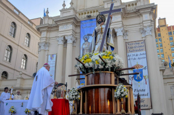 Jujuy, Argentina.- In the photos taken on August 7, 2023, hundreds of Jujuy faithful celebrated the Holy Savior, patron saint of the capital city and of the Diocese of Jujuy, with a procession through the central streets and a concelebrated mass, which It was held in the Basilica Cathedral Church. The veneration has its origins in the very foundation of the city.