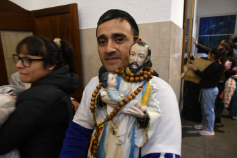 Buenos Aires, Argentina.- En las fotos tomadas el 7 de agosto del 2023, los fieles de San Cayetano realizan la vigilia en la Iglesia de la calle Cuzco 150, en el barrio porteño de Liniers, que abre sus puertas para que la gente pida "paz, pan, salud y trabajo" en una nueva conmemoración del patrono. La Misa Central tendrá lugar este lunes y estará presidida por el arzobispo de Buenos Aires, García Cuerva.