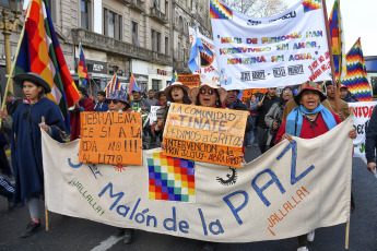 Buenos Aires, Argentina.- En las fotos tomadas el 9 de agosto del 2023, representantes de 400 comunidades indígenas, continúan acampando frente a la Corte Suprema de Justicia en espera del fallo sobre la violencia en Jujuy. A menos de una semana de las elecciones Primarias Abiertas, Simultáneas y Obligatorias (Paso), indígenas de Argentina exigen que se declare la inconstitucionalidad de la reforma de la carta magna jujeña que impuso el gobernador Gerardo Morales.