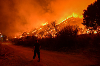 San Luis, Argentina.- The photos taken on August 22, 2023 show the forest fire on the San Luis mountains, which extends from the Native Park of the town of Potrero de los Funes, to the Cerros Colorados neighborhood of the city of Juana Koslay. So far, it has been confirmed that some 15 families were evacuated in the area and that the fire destroyed several homes in the area, amid unfavorable conditions due to strong winds that reach 60 kilometers per hour and the great drought in the area.