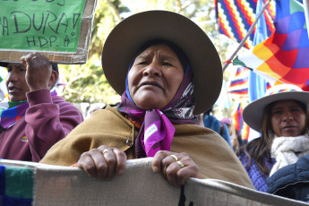 Buenos Aires, Argentina.- En las fotos tomadas el 8 de agosto del 2023, el Tercer Malón de la Paz, mantiene una vigilia frente a los Tribunales porteños contra la reforma constitucional en Jujuy. Comunidades indígenas de la provincia de Jujuy, en el norte de Argentina, se manifiestan en Buenos Aires en medio de un agitado clima político en Jujuy tras la aprobación de una reforma constitucional, impulsada por el gobernador Gerardo Morales, que según sus detractores, criminaliza el derecho a la protesta y cercena los derechos indígenas sobre la tierra en medio de planes de explotación para la obtención de litio.