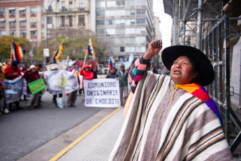 Buenos Aires, Argentina.- En las fotos tomadas el 4 de agosto del 2023, tras rechazo de la Corte Suprema, el Tercer Malón de la Paz protesta frente a la Plaza de Mayo. Integrantes de pueblos indígenas argentinos aseguraron que continuarán una vigilia iniciada el martes frente al capitalino Palacio de Tribunales para denunciar la violencia e irregularidades del gobierno de la provincia de Jujuy.