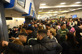 Buenos Aires, Argentina.- En las fotos tomadas el 15 de agosto del 2023, muestra el Aeroparque Jorge Newbery, que registra demoras y cancelaciones en los vuelos. Una medida de fuerza imprevista iniciada por trabajadores de la empresa Intercargo genera demoras y decenas de vuelos cancelados en los aeropuertos de Ezeiza, Aeroparque y en la provincia de Córdoba. Hubo casi 10 mil pasajeros afectados, todos ellos correspondientes a vuelos de las empresas JetSmart y Latam.