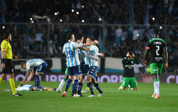 Buenos Aires, Argentina.- En las fotos tomadas el 10 de agosto del 2023, durante el partido entre Racing Club y Atlético Nacional en el estadio Presidente Perón por la vuelta de los octavos de final de la Copa Libertadores de América. El argentino Racing se clasificó a los cuartos de final de la Copa Libertadores 2023 al golear por 3-0 (parcial 1-0) al colombiano Atlético Nacional.