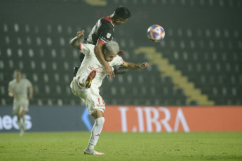 Santa Fe, Argentina.- In the photos taken on August 9, 2023, during the match between Huracán and Instituto at the Brigadier General Estanislao Lopez stadium in Santa Fe for the round of 16 of the Argentine Cup. Huracán defeated Instituto de Córdoba 2-0. El Globo prevailed with goals from Walter Mazzantti and Juan Gauto and will face Racing in the round of 16.