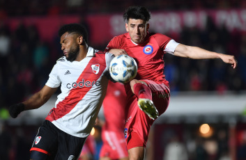 Buenos Aires, Argentina.- En las fotos tomadas el 20 de agosto del 2023, durante el partido entre Argentinos Juniors y River Plate por la primera fecha de la Copa de la Liga Profesional. Argentinos Juniors venció al último campeón del fútbol argentino por 3 a 2, los goles decisivos de Marco Di Cesare y un doblete de Luciano Gondou, aseguraron el triunfo para los locales en este enfrentamiento.