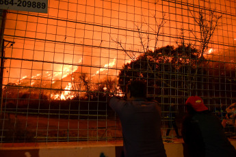 San Luis, Argentina.- En las fotos tomadas el 22 de agosto del 2023, muestra el incendio forestal sobre las sierras de San Luis, que se extiende desde el Parque Nativo de la localidad de Potrero de los Funes, hasta el barrio Cerros Colorados de la ciudad de Juana Koslay. Hasta el momento, se confirmó que en la zona fueron evacuadas unas 15 familias y que el fuego destruyó varias viviendas de la zona, en medio de condiciones desfavorables debido a los fuertes vientos que alcanzan los 60 kilómetros por hora y la gran sequía de la zona.