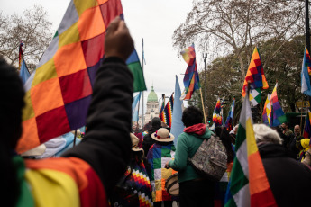 Buenos Aires, Argentina.- En las fotos tomadas el 23 de agosto del 2023, el Tercer Malón de la Paz realizó una movilización en el centro porteño y un acto frente al Congreso. A casi dos meses del comienzo de las protestas en Jujuy contra la reforma constitucional -impulsada por el gobernador Gerardo Morales-, organizaciones de derechos humanos realizaron un llamamiento urgente ante la ONU por la criminalización de los manifestantes y la detención del abogado Alberto Nallar, el magistrado jujeño que cumple con una prisión preventiva domiciliaria desde el pasado 12 de junio cuando fue arrestado en el marco de los piquetes en la provincia.