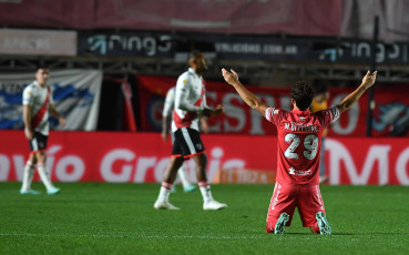 Buenos Aires, Argentina.- En las fotos tomadas el 20 de agosto del 2023, durante el partido entre Argentinos Juniors y River Plate por la primera fecha de la Copa de la Liga Profesional. Argentinos Juniors venció al último campeón del fútbol argentino por 3 a 2, los goles decisivos de Marco Di Cesare y un doblete de Luciano Gondou, aseguraron el triunfo para los locales en este enfrentamiento.