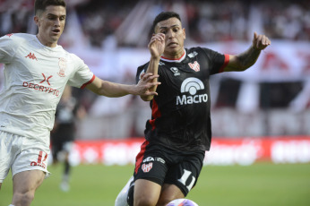 Santa Fe, Argentina.- In the photos taken on August 9, 2023, during the match between Huracán and Instituto at the Brigadier General Estanislao Lopez stadium in Santa Fe for the round of 16 of the Argentine Cup. Huracán defeated Instituto de Córdoba 2-0. El Globo prevailed with goals from Walter Mazzantti and Juan Gauto and will face Racing in the round of 16.