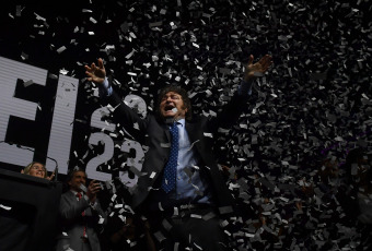 Buenos Aires, Argentina.- En las fotos tomadas el 7 de agosto del 2023, el precandidato presidencial de La Libertad Avanza (LLA), Javier Milei, realizó su cierre de campaña rumbo a las PASO del domingo próximo con un acto en el estadio Movistar Arena de la ciudad de Buenos Aires. Durante su discurso, el dirigente opositor le hizo un guiño al sector de Mauricio Macri, expresó fuertes críticas contra la UCR y convocó a votar.