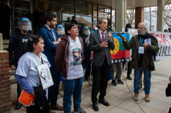 Rio Negro, Argentina.- En las fotos tomadas el 15 de agosto del 2023, familiares y amigos exigen justicia por el crimen de Rafael Nahuel. Un tribunal argentino ha empezado el juicio contra cinco miembros de una fuerza especial de la Prefectura Naval por el asesinato de un joven mapuche en 2017. Rafael Nahuel, de 22 años, murió por un disparo en la espalda el 25 de noviembre de ese año, durante un operativo de desalojo en una zona ocupada del parque nacional Nahuel Huapi, en el noroeste de la Patagonia argentina. Los oficiales son acusados de homicidio agravado por el uso de armas de fuego y con exceso en la legítima defensa.