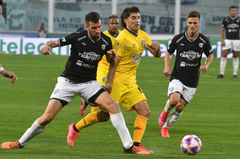 Córdoba, Argentina.- En las fotos tomadas el 2 de agosto del 2023, durante el partido entre Rosario Central y Chaco For Ever en el Estadio Mario Alberto Kempes, por los 16avos. de final de la Copa Argentina. Rosario Central, que dominó el partido y llegó en más ocasiones, perdió 1-0 con Chaco For Ever. El gol, fue anotado por Jonathan Dellarossa a los 43 minutos del segundo tiempo.