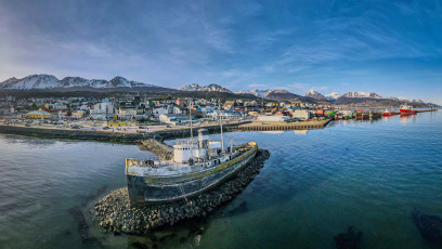 Ushuaia, Argentina.- In the photos taken on August 1, 2023, people visit the city of Ushuaia during the winter holidays. More than 5.5 million tourists mobilized during the winter holidays, 6.7% more than in 2022, which had also been a record, according to the report by the Argentine Confederation of Medium Enterprises (CAME). The economic impact exceeded $410,633 million.