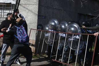 Buenos Aires, Argentina.- En las fotos tomadas el 9 de agosto del 2023, familiares y vecinos reclaman justicia frente a la escuela donde estudiaba una nena de 11 años que murió tras ser asaltada y golpeada cuando llegaba a la escuela en Lanús Oeste, provincia de Buenos Aires. La niña, fue asaltada por dos hombres a bordo de una motocicleta, una modalidad conocida coloquialmente como "motochorros". Por el hecho hay dos hombres detenidos, ambos mayores de edad, según informaron el Ministerio Público Fiscal (MPF) y la Policía.