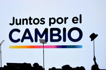 Buenos Aires, Argentina.- En las fotos tomadas el 13 de agosto del 2023, la candidata presidencial de Juntos por el Cambio (JxC) Patricia Bullrich tras haber ganado la interna de la coalición. La exministra de Seguridad argentina, ganó la interna de la coalición opositora Juntos por el Cambio (centroderecha) para las presidenciales del 22 de octubre, dijo este domingo que se ha dado “un paso” al cambio en medio de la angustia que siente Argentina.