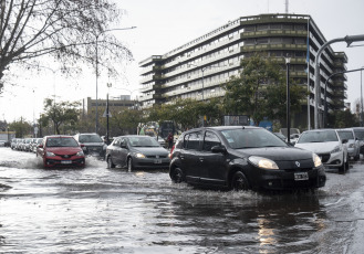 Buenos Aires, Argentina.- En las fotos tomadas el 18 de agosto del 2023, muestra las zonas afectadas por severas lluvias y vientos que afectaron desde la madrugada de este jueves buena parte del sur del GBA en Argentina y otras zonas del área metropolitana. Las fuertes lluvias, provocaron la suspensión de clases y varias personas debieron ser evacuadas y trasladadas a centros de albergue. En algunas zonas cayeron 158 milímetros, tras más de seis meses sin lluvias fuertes. Según la información oficial hubo 1.300 familias afectadas y 175 evacuados.