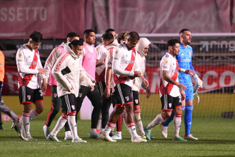 Buenos Aires, Argentina.- En las fotos tomadas el 20 de agosto del 2023, durante el partido entre Argentinos Juniors y River Plate por la primera fecha de la Copa de la Liga Profesional. Argentinos Juniors venció al último campeón del fútbol argentino por 3 a 2, los goles decisivos de Marco Di Cesare y un doblete de Luciano Gondou, aseguraron el triunfo para los locales en este enfrentamiento.