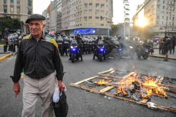 Buenos Aires, Argentina.- In the photos taken on August 10, 2023, family and friends hold a protest to demand justice after the death of a protester in Buenos Aires, the capital of Argentina, after allegedly suffering a heart attack after being arrested. by the Police during a protest against the electoral system in front of the Obelisk.