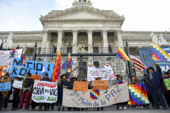 Buenos Aires, Argentina.- En las fotos tomadas el 9 de agosto del 2023, representantes de 400 comunidades indígenas, continúan acampando frente a la Corte Suprema de Justicia en espera del fallo sobre la violencia en Jujuy. A menos de una semana de las elecciones Primarias Abiertas, Simultáneas y Obligatorias (Paso), indígenas de Argentina exigen que se declare la inconstitucionalidad de la reforma de la carta magna jujeña que impuso el gobernador Gerardo Morales.