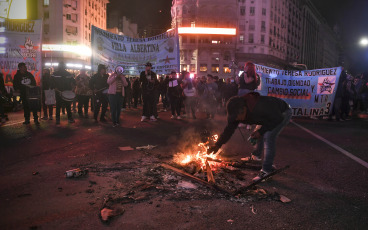 Buenos Aires, Argentina.- In the photos taken on August 10, 2023, family and friends hold a protest to demand justice after the death of a protester in Buenos Aires, the capital of Argentina, after allegedly suffering a heart attack after being arrested. by the Police during a protest against the electoral system in front of the Obelisk.