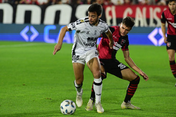 Rosario, Argentina.- En las fotos tomadas el 21 de agosto del 2023, durante el partido entre Newell’s y Central Córdoba de Santiago del Estero por la fecha 1 de la Zona B de la Copa de la Liga Profesional 2023 en el estadio Marcelo Bielsa. Newell's venció por 2-0 a Central Córdoba con goles de Gustavo Damián Canto (en contra) y Brian Nicolás Aguirre.