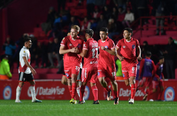 Buenos Aires, Argentina.- En las fotos tomadas el 20 de agosto del 2023, durante el partido entre Argentinos Juniors y River Plate por la primera fecha de la Copa de la Liga Profesional. Argentinos Juniors venció al último campeón del fútbol argentino por 3 a 2, los goles decisivos de Marco Di Cesare y un doblete de Luciano Gondou, aseguraron el triunfo para los locales en este enfrentamiento.