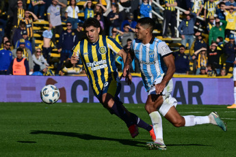 Rosario, Argentina.- En las fotos tomadas el 20 de agosto del 2023, durante el partido entre Central y Atlético Tucumán por la primera fecha de la Zona A de la Copa de la Liga en el Estadio Gigante de Arroyito. Central, que jugó con un hombre más desde la mitad del complemento, no pudo vencer a Atlético Tucumán y terminó empatado 0 a 0.