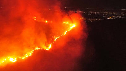 San Luis, Argentina.- The photos taken on August 22, 2023 show the forest fire on the San Luis mountains, which extends from the Native Park of the town of Potrero de los Funes, to the Cerros Colorados neighborhood of the city of Juana Koslay. So far, it has been confirmed that some 15 families were evacuated in the area and that the fire destroyed several homes in the area, amid unfavorable conditions due to strong winds that reach 60 kilometers per hour and the great drought in the area.