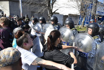 Buenos Aires, Argentina.- En las fotos tomadas el 9 de agosto del 2023, familiares y vecinos reclaman justicia frente a la escuela donde estudiaba una nena de 11 años que murió tras ser asaltada y golpeada cuando llegaba a la escuela en Lanús Oeste, provincia de Buenos Aires. La niña, fue asaltada por dos hombres a bordo de una motocicleta, una modalidad conocida coloquialmente como "motochorros". Por el hecho hay dos hombres detenidos, ambos mayores de edad, según informaron el Ministerio Público Fiscal (MPF) y la Policía.