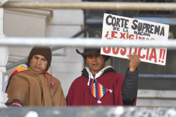 Buenos Aires, Argentina.- In the photos taken on August 8, 2023, the Third Malón de la Paz, maintains a vigil in front of the Buenos Aires Courts against the constitutional reform in Jujuy. Indigenous communities from the province of Jujuy, in northern Argentina, demonstrate in Buenos Aires amid a turbulent political climate in Jujuy after the approval of a constitutional reform, promoted by Governor Gerardo Morales, which according to his detractors, criminalizes the right to protest and curtails indigenous land rights in the midst of exploitation plans to obtain lithium.