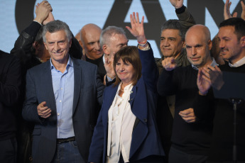 Buenos Aires, Argentina.- En las fotos tomadas el 13 de agosto del 2023, la candidata presidencial de Juntos por el Cambio (JxC) Patricia Bullrich (centro) tras haber ganado la interna de la coalición. La exministra de Seguridad argentina, ganó la interna de la coalición opositora Juntos por el Cambio (centroderecha) para las presidenciales del 22 de octubre, dijo este domingo que se ha dado “un paso” al cambio en medio de la angustia que siente Argentina.