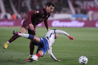 Buenos Aires, Argentina.- En las fotos tomadas el 20 de agosto del 2023, durante el partido entre San Lorenzo y Lanús en un encuentro por la jornada 1 de la Copa de la Liga en el Estadio Ciudad de Lanús. San Lorenzo venció por 1-0 a Lanús como visitante, el gol fue marcado por Adam Bareiro, a los 69 minutos. En la próxima fecha, Lanús se medirá con Newell’s, mientras que San Lorenzo tendrá como rival a Belgrano.