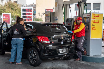 Buenos Aires, Argentina.- In the photos taken on August 16, 2023, it shows a gas station after the new increases in fuel prices. Without prior notice, the oil company Raízen Argentina increased the price of fuels. For Shell, the rise was 14 percent in all its fuels, after the devaluation of the currency. In this way, Raizen applied the second fuel increase for the month of August and anticipated the negotiations that it will carry out with the Government.