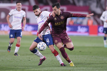 Buenos Aires, Argentina.- En las fotos tomadas el 20 de agosto del 2023, durante el partido entre San Lorenzo y Lanús en un encuentro por la jornada 1 de la Copa de la Liga en el Estadio Ciudad de Lanús. San Lorenzo venció por 1-0 a Lanús como visitante, el gol fue marcado por Adam Bareiro, a los 69 minutos. En la próxima fecha, Lanús se medirá con Newell’s, mientras que San Lorenzo tendrá como rival a Belgrano.